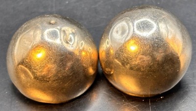 Auktion 369<br>Paar Silber-925- Ohrklemmen, Halbkugeln, 20,9 gr, kl. Dellen [1]