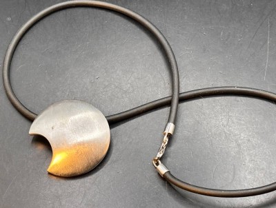 Auktion 369<br>Kautschukband mit gr. Silber-925- Flyer, Kronenmarke, Silber ca. 8,5 gr. [1]