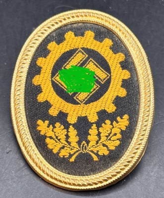 Auktion 369<br>Mützenabzeichen der Deutschen Arbeitsfront, 5x4 cm, RZM und Nr. 357(sic) [1]