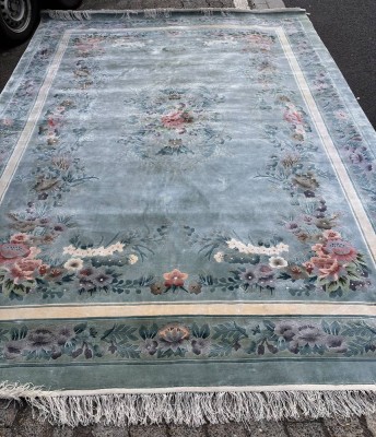 Auktion 369<br>gr. China-Teppich, Blumenmuster, türkis-grundig, 244x340 cm, ca. 40 kg [1]