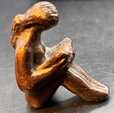 Auktion 369<br>kl. Bronze, lesende Frau, undeutl. signiert und Guss Barth, Rinteln, 4,5x4 cm [1]