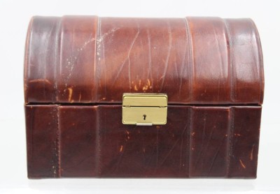 Auktion 369<br>Schmuckkasten in Truhenform, befüllt mit div. Modeschmuck, H-15,5cm B-24cm [1]