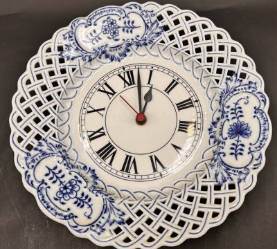 Auktion 369<br>Küchen-Wanduhr mit Zwiebelmuster-Dekor, Batteriewerk läuft, D-27 cm [1]