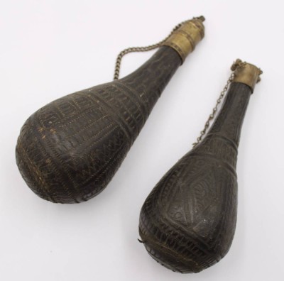 Auktion 369<br>2x orientalische Pulverflaschen, älter, ca. L-17,5 bis 21cm [1]