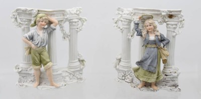 Auktion 369<br>2x gr. figürliche Nippes-Vasen, um 1900, 1x kl. Bestossung, Goldzier berieben, ca. H-18,5cm B-16,5cm [1]