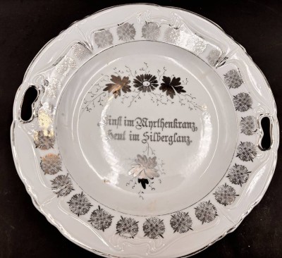 Auktion 369<br>Silberhochzeits-Kuchenplatte mit Spruch, guter Zustand, D-23 cm [1]