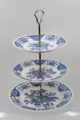 Auktion 369<br>Etagere, Ridgway, England, ca. H-34cm [1]