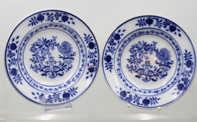 Auktion 369<br>2x tiefe Teller um 1900, Zwiebelmuster, ca. H-4,2cm D-24,5cm [1]