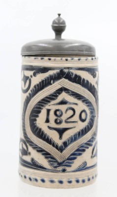Auktion 369<br>grosser  Bierkrug, datiert 1820, Salzglasur mit Zinndeckel. 1 L, innen Zinn-Punzen, minim. Chip und kurzer Brandriss, nicht durch, H-23 cm [1]