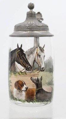 Auktion 369<br>Glaskrug mit Zinndeckel, handbemalt mit Pferden und Hunden, um 1900, H-19 cm [1]