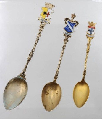 Auktion 369<br>3x Silber-800- Wappenlöffel, emailliert, zusammen 28 gr. [1]