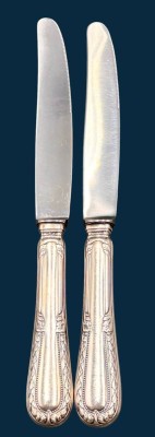 Auktion 369<br>2 Messer mit Silbergriffen, L-24,5 cm [1]