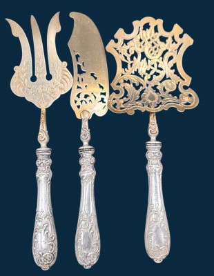 Auktion 369<br>3x gr. Fisch-Vorlegeteile mit Silbergriffen, Heber etc. alle vergoldet, L-ca. 28 cm, zusammen 330 gr [1]