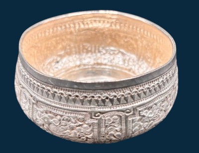 Auktion 369<br>kl. Silberschale, geprüft, wohl Vietnam?,  H-5 cm, D-8,5 cm, 75 gr [1]