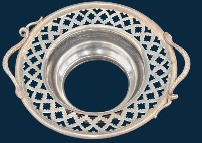 Auktion 374<br>Schalenhalter , 4 unbekannte Punzen? Einsatz-Glasschale fehlt, verslbert, H-6 cm, B-16 cm,  200 gr., Schlangen als Griffe [1]
