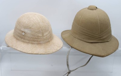 Auktion 369<br>2x div. Tropenhelme, 1x gemarkt [1]