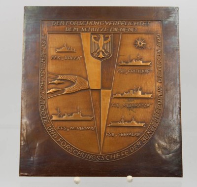 Auktion 369<br>Gedenkplatte,Fischereischutzboote und Forschungsschiffe der Bundesrepublik Deutschland, Kupfer, ca. 25 x 23cm [1]