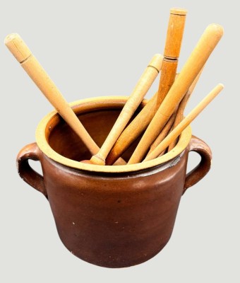 Auktion 369<br>Kruke mit 9x div. Holz-Küchenwerkzeuge, H-18 cm, div. Chips [1]