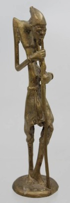 Auktion 369<br>westafrikanische Bronzefigur eines Flötespielenden Hirten, H-19 cm [1]