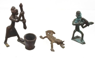 Auktion 369<br>3x div. westafrikan. Bronzen,  Frau mit Mörser, Mann mit Pfeil u. Bogen, Krokodil, tw. stark patiniert, H- max. 8 cm [1]