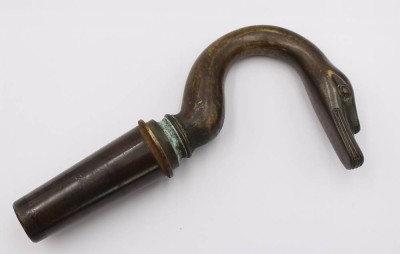 Auktion 369<br>Bronzener Schwanenhalshahn aus dem 19. Jahrhundert, wohl Frankreich, H-21 cm, T-11 cm [1]