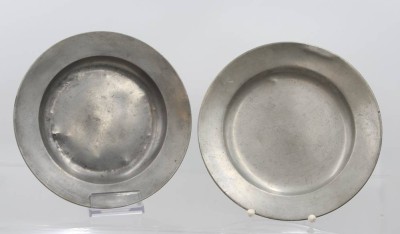 Auktion 369<br>2x div. antike Zinnteller, 19. Jhd., 1x Ziermonogramm, ca. D-23,5cm [1]