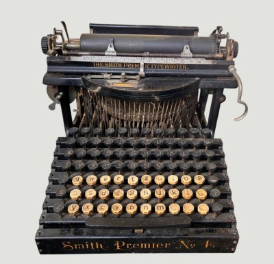 Auktion 369<br>SMITH PREMIER NO 4 SCHREIBMASCHINE  (Bauzeit 1898-1908), sammelwürdige Erhaltung und wohl funktionsfähig, 37x32 cm, H-25 cm [1]