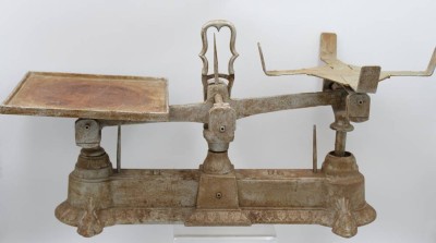 Auktion 369<br>Marktwaage um 1900, Altersspuren, ca. H-30,5cm B-63cm T-28,5cm [1]