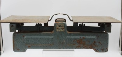 Auktion 369<br>Waage, älter, Gebrauchsspuren, ca. H-18,5cm B-55,5cm [1]