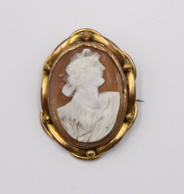 Auktion 369<br>Cammé Brosche, älter, goldfarbene Fassung, ca. 5 x 3,5cm [1]