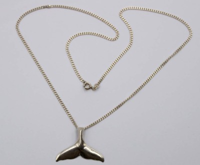 Auktion 369<br>925er Silber Kette mit 925er Anhänger, Walflosse, zus. 8,6gr., L-52cm Anh. L-2,5cm [1]