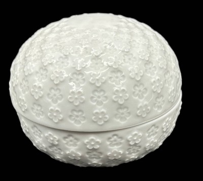 Auktion 369<br>weisse Deckeldose 