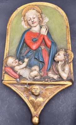Auktion 369<br>Keramik-Wandplatte mit Madonna, verso Widmung von 1915, Altersspuren, Abplatzer etc., 40x20 cm [1]
