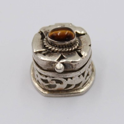 Auktion 369<br>Pillendose, 925er Silber, Deckel mit Tigerauge, 7,1gr., H-1,8cm [1]