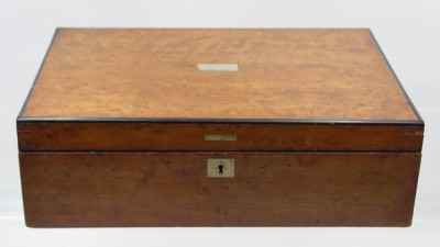 Auktion 369<br>gr. Holzkasten, wohl um 1900, ohne Schlüssel, ca. H- 10cm B-33cm T-23cm [1]