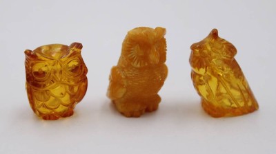 Auktion 369<br>3x kl. Eulen, wohl Bernstein, ca. H-2,5cm [1]
