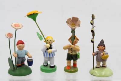 Auktion 369<br>4x Blumenkinder, Erzgebirge, davon 2x Tischkartenhalter, Altersspuren teilweise, ca. H-9cm [1]