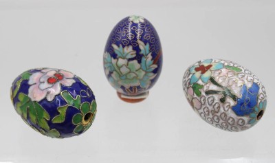 Auktion 369<br>3x div. Cloisonné-Eier, China, ca. H-6cm [1]