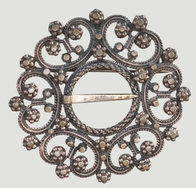 Auktion 369<br>norwegische Bunad-Brosche (Sølje) aus Bronze, rückseitig signiert, D-6,3 cm [1]