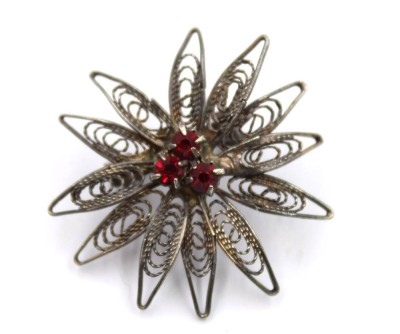 Auktion 369<br>filigrane Brosche, rote Steine, versilbert, D-3cm [1]