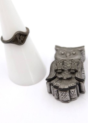 Auktion 369<br>Schmuckset, Torino, Zinn, Eulenform, Dose mit Ohrsteckern, Brosche und Kette, anbei älterer Ring, Dose ca. L-4cm, Ring RG 51 [1]