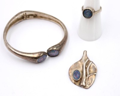 Auktion 369<br>3tlg. 925er Silberset, je mit Opal besetzt, Armspange, Anhänger und Ring, zus. ca. 44gr., Anh. L-3,5cm, RG 53/54 [1]