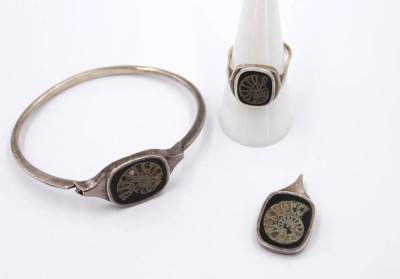 Auktion 369<br>3tlg. Amonniten-Schmuckset, 925er Silber, Armband, Ring (offene Schiene) und Anhänger, zus. 25,4gr., ca. D-5cm, Anh. L-3,8cm [1]