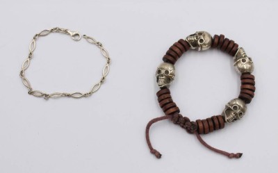 Auktion 369<br>Silber-Armband (4,3gr.) sowie Modeschmuckarmband mit silberfarbenen Totenköpfen, ca. L-18cm [1]