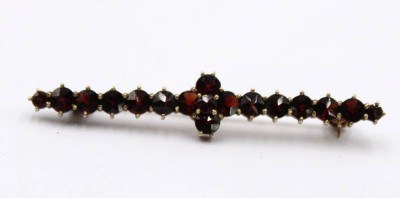 Auktion 369<br>ältere Granat-Brosche, vergoldet, undeutl. gemarkt, L-6cm [1]