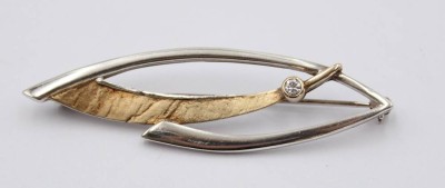 Auktion 369<br>Brosche, Silber, teilw. vergoldet, klarer Stein, L-6cm [1]