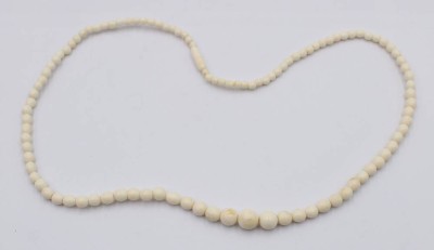 Auktion 369<br>Bein-Kette, Kugeln im Verlauf, ca. L-62cm [1]