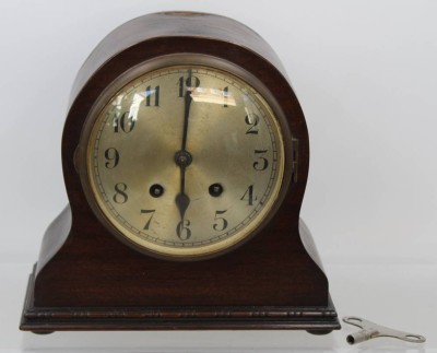 Auktion 369<br>Kaminuhr um 1930, Holzgehäuse, dieses beschädigt, Schlüsselwerk läuft kurz an, ca. H-23cm B-24cm [1]