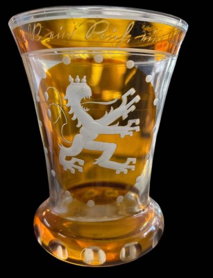 Auktion 369<br>böhmisches  Glas, umlaufend beschriftet 