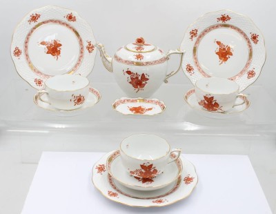 Auktion 369<br>Teekanne, 3 kompl. Gedecke sowie kl. Schälchen, Herend, Aponyi rot, Kanne H-13cm Tassen H-5cm [1]